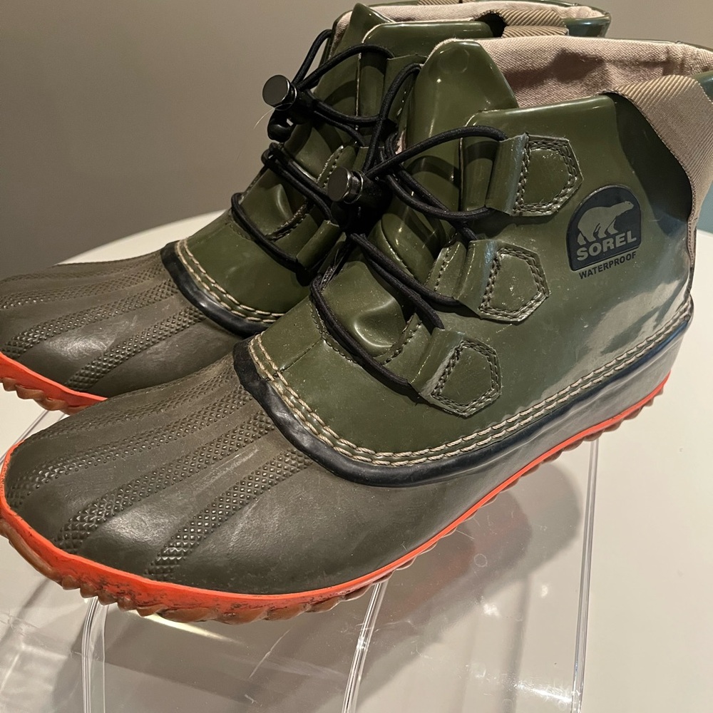 Sorel Olive Duck Boots with coral trim. Sz. 11